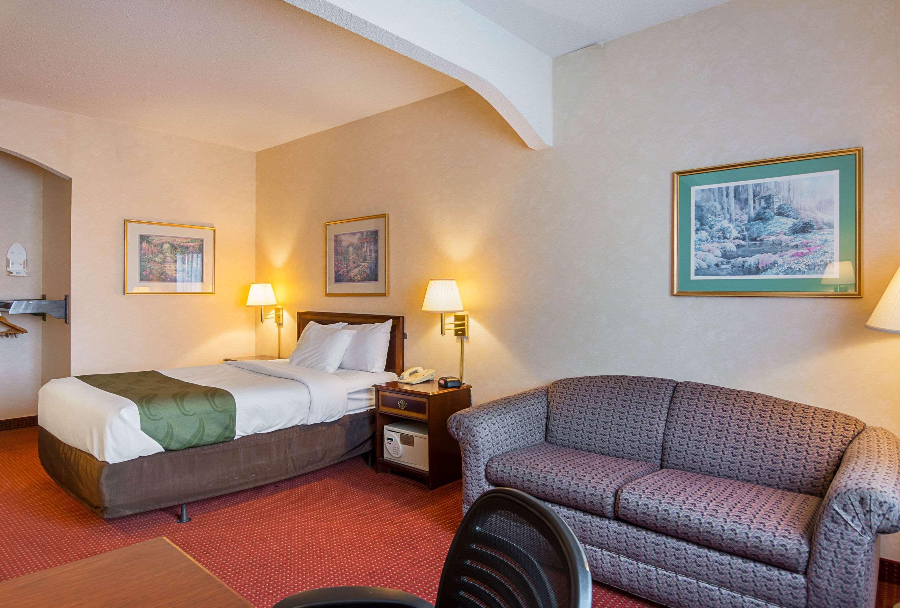 Quality Inn & Suites Kearneysville - Martinsburg Bagian luar foto