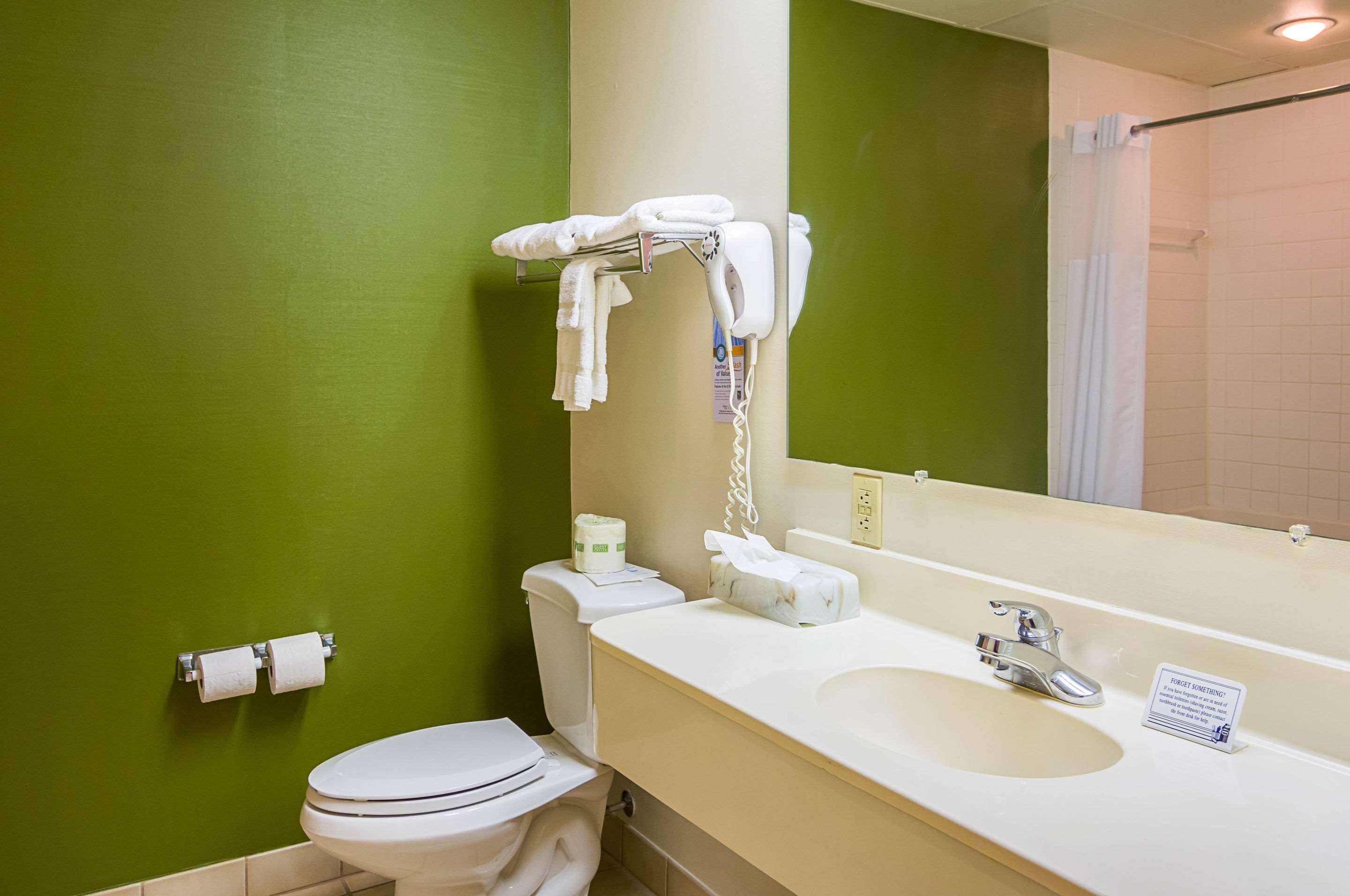 Quality Inn & Suites Kearneysville - Martinsburg Bagian luar foto