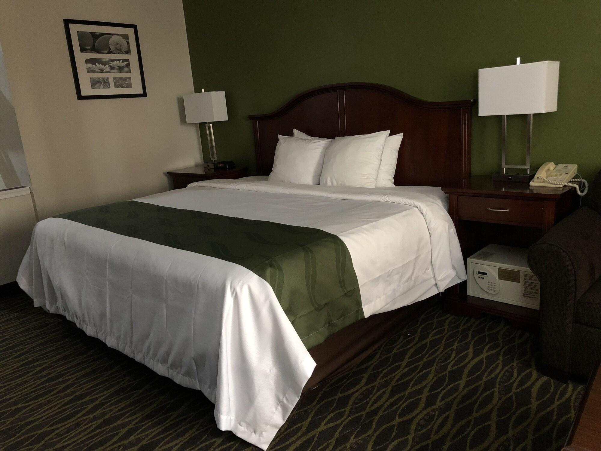 Quality Inn & Suites Kearneysville - Martinsburg Bagian luar foto