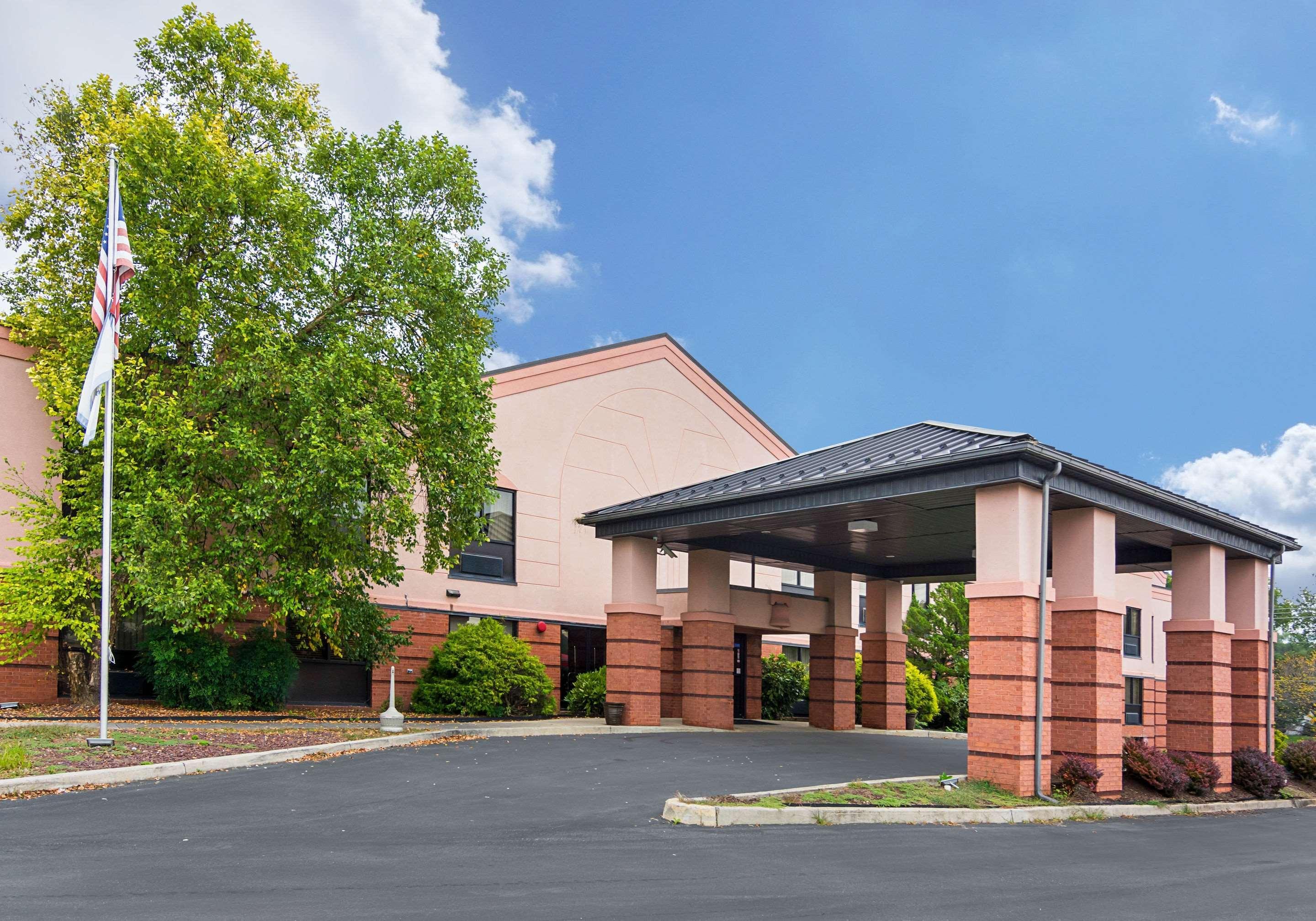 Quality Inn & Suites Kearneysville - Martinsburg Bagian luar foto