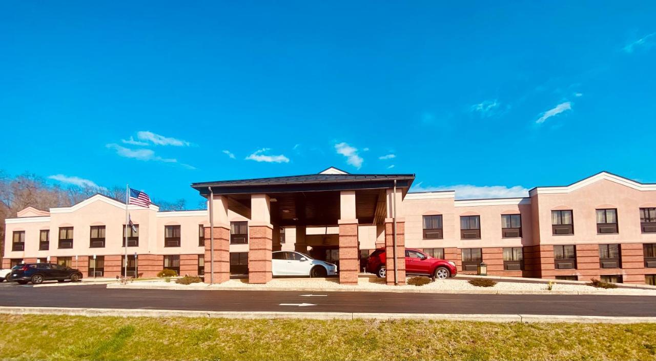 Quality Inn & Suites Kearneysville - Martinsburg Bagian luar foto