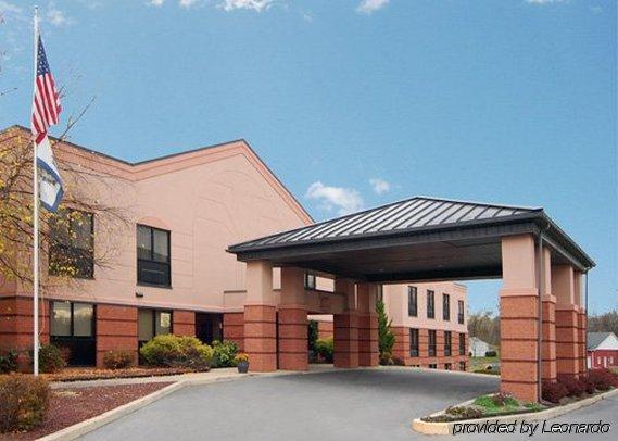 Quality Inn & Suites Kearneysville - Martinsburg Bagian luar foto